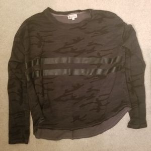Sundry Evereve Womens Sweatshirt size xsmall Black Gray Camo Long Sleeve Boxy